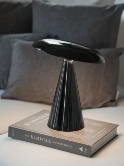 Esra Lampe, Schwarz