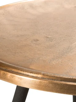 Lora Tisch, Gold