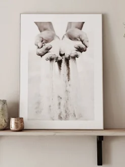 Sandy Hands Leinwand Druck, Hellgrau