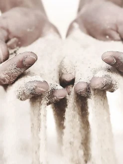 Sandy Hands Leinwand Druck, Hellgrau