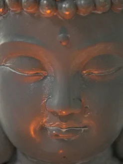 Sitzender Buddha Figur, Hellgrau